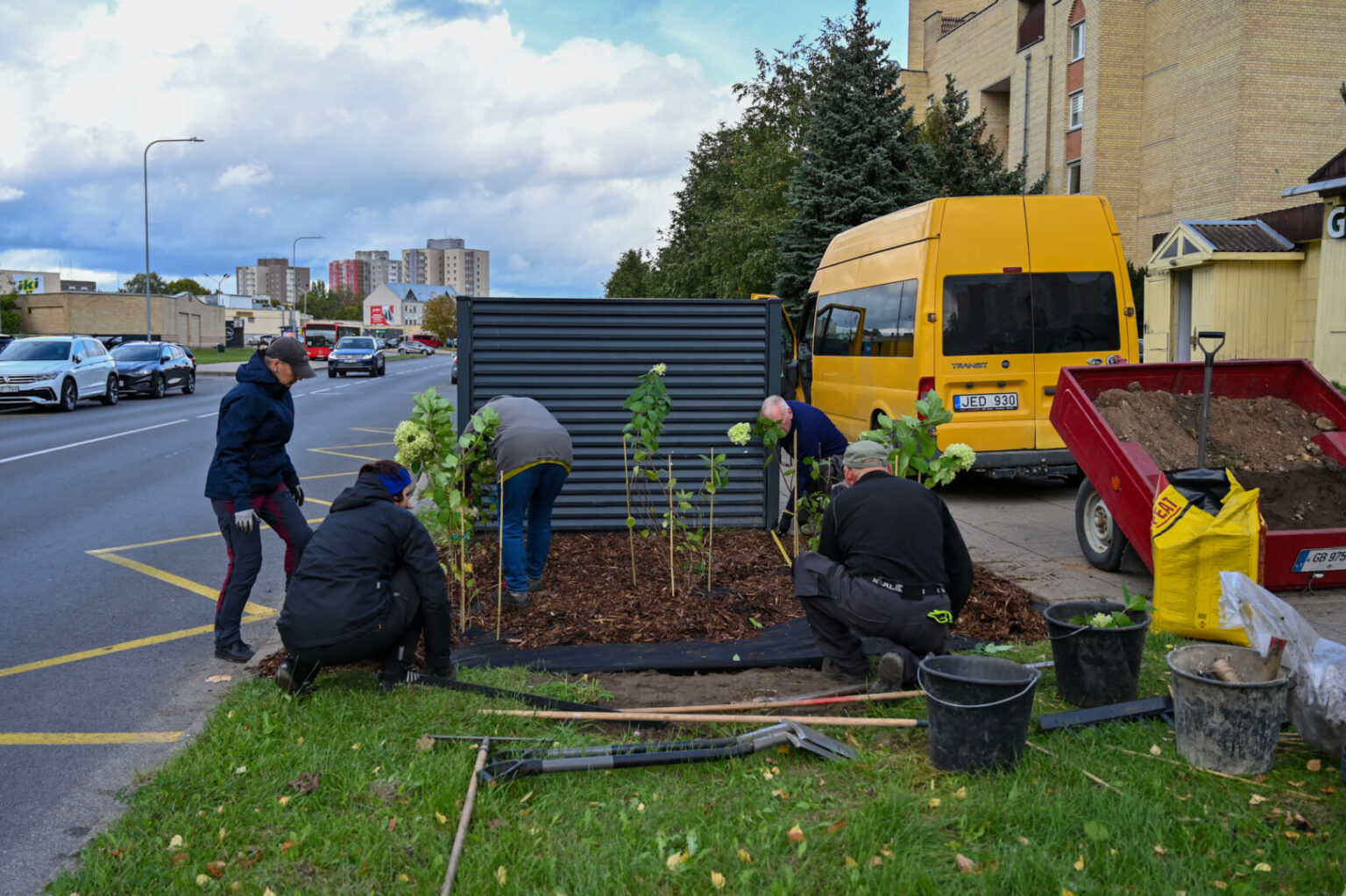 Prie atliekų konteinerių nelegalius sąvartynus supilantys miesto teršėjai tiek įgriso Panevėžio savivaldybei, kad juos mokyti tvarkos sumanyta neįprastu būdu.