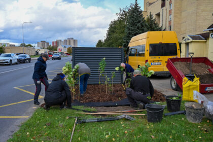 Prie atliekų konteinerių nelegalius sąvartynus supilantys miesto teršėjai tiek įgriso Panevėžio savivaldybei, kad juos mokyti tvarkos sumanyta neįprastu būdu.
