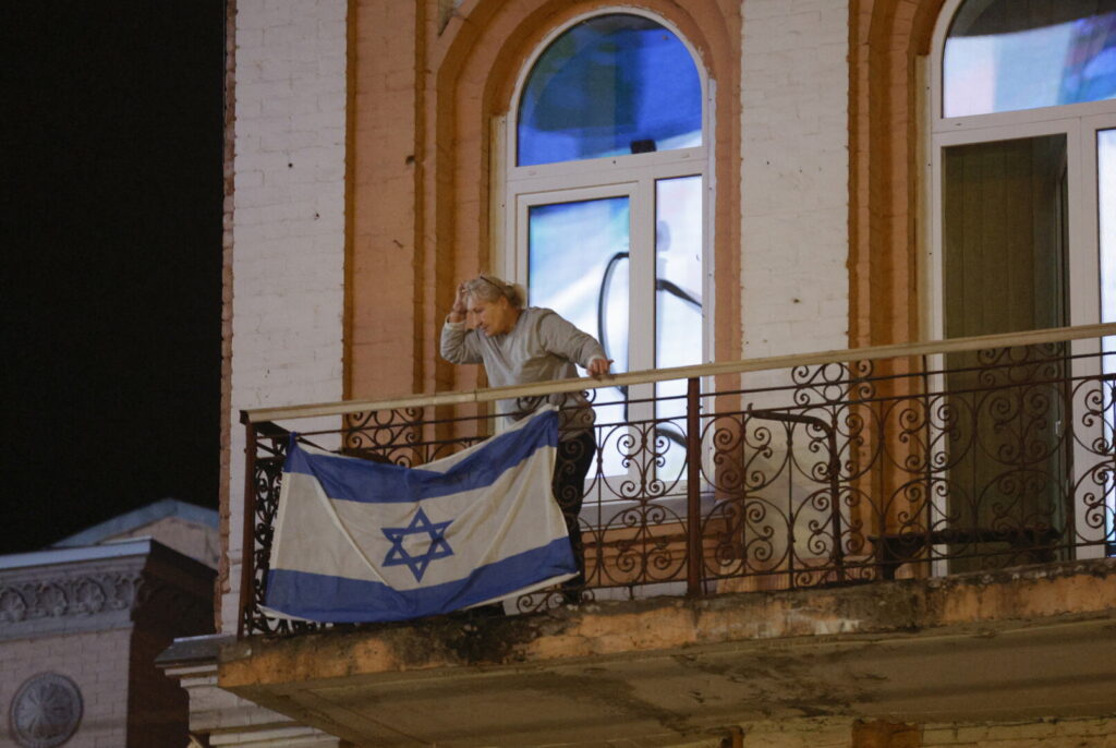 Nuolat kaukiančios sirenos, baimė ir nežinomybė – „tiesiog pragaras žemėje“, taip gyvenimą po „Hamas“ teroristų įsiveržimo į Šventąją Žemę apibūdina Izraelio lietuvius vienijančios bendruomenės „Nerija“ pirmininkė Ieva Vėbraitė-Adereth.