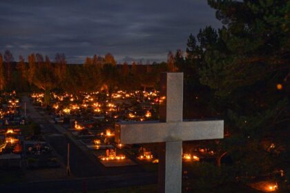 Visoje Europoje žmonės nuo senų laikų tikėjo gyvųjų ir mirusiųjų bendravimu, pastarųjų pagalba savo artimiesiems.