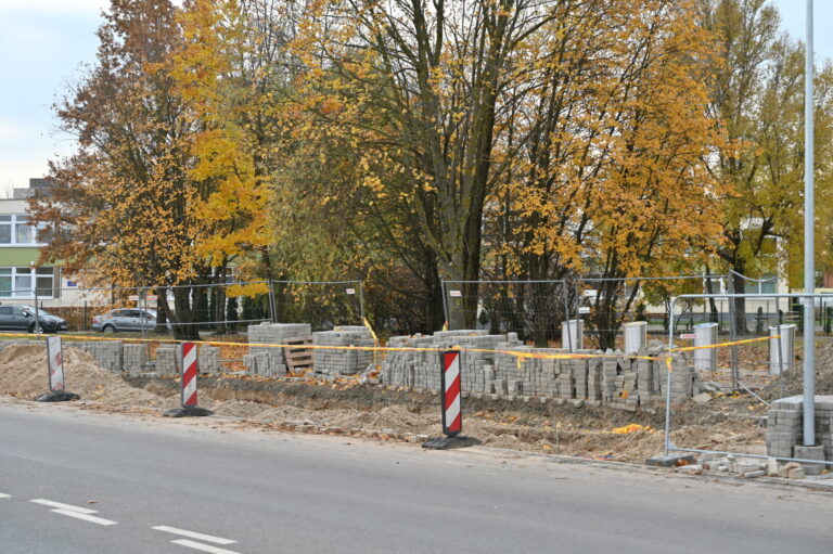 Panevėžiečiai iš nuostabos kraipo galvas matydami, kad rekonstruojama dar vasarą Parko gatvėje įrengta nauja požeminė atliekų aikštelė.