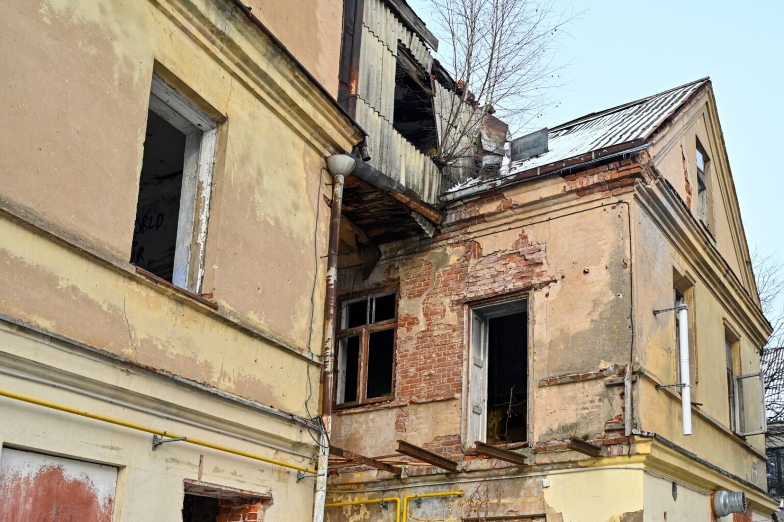 Kol atsakingos institucijos, prikirpusios uodegą didžiausiam Panevėžio apsileidėliui Vladimirui Karpenkai, stebi jam kapsinčias baudas, šio verslininko lūšnynuose Vasario 16-osios gatvėje pramogauja jaunimas.