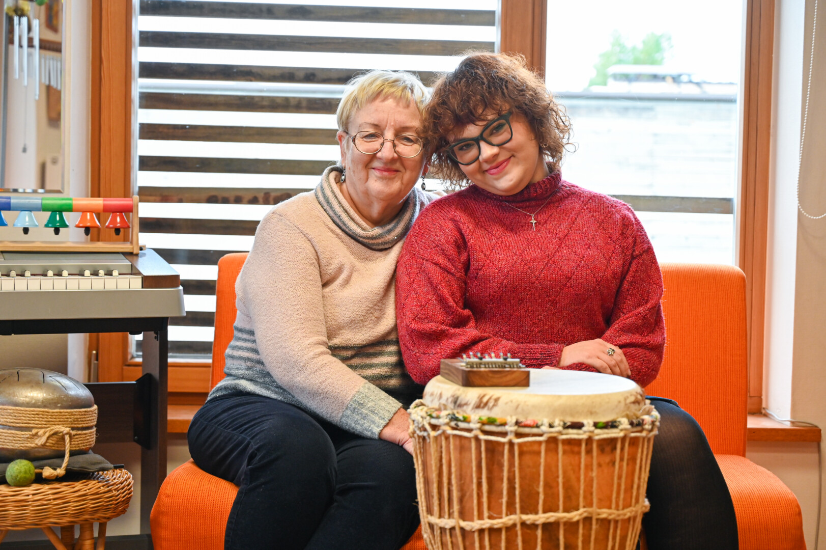 Vida Šimaitienė ir Beatričė Šimaitytė – ne tik močiute ir anūkė, bet ir kolegės. P. Židonio nuotr.