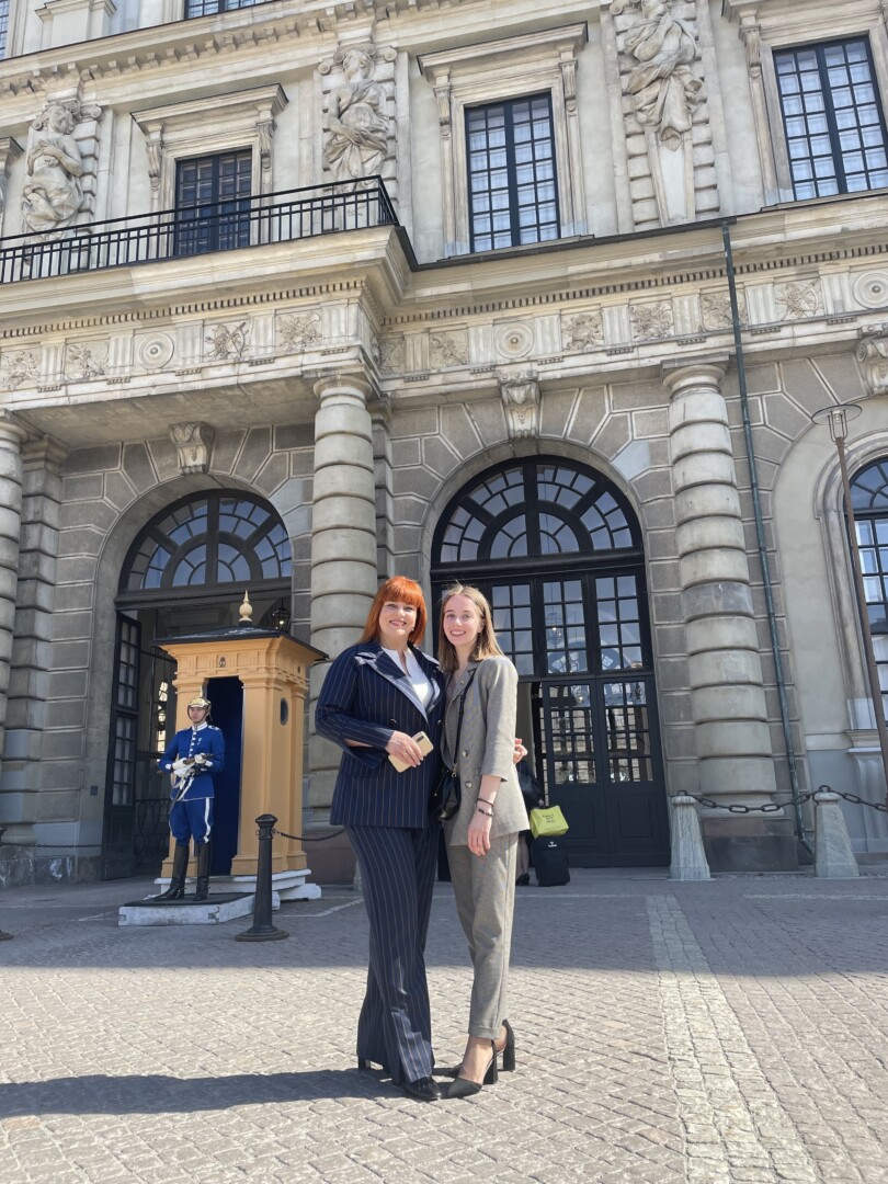 Į susitikimą su karaliene Silvija panevėžietę lydėjo dukra, taip pat būsimoji slaugytoja. ASMENINIO ARCHYVO nuotr.