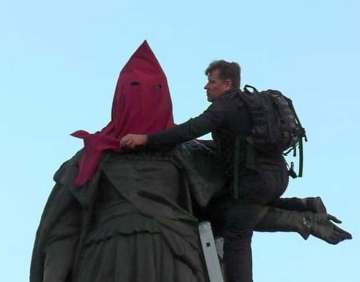 Ekologas Vladislavas Balinskis uždėjo ant Jekaterinos II paminklo budelio kaukę ir kaltina Odesos merą stabdant miesto derusifikaciją. E. BUTRIMO nuotr.