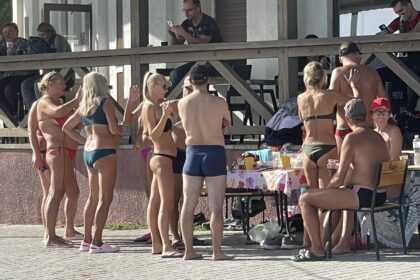 Nuo Lietuvos pajūrio iki Juodosios jūros pakrantėje esančio Ukrainos perlo Odesos – vos 1500 kilometrų. Su šiuo milijoniniu miestu lietuvius sieja ne tik kelionių įspūdžiai. Dabartinio Odesos miesto vietoje viduramžiais stovėjo nedidelė kunigaikščio Vytauto Didžiojo įkurta gyvenvietė ir pilis. Visgi Kremliui pavyko suklastojus istoriją miestą surusinti. Net ir dabar, Ukrainoje verdant kruviniems mūšiams, saulės lepinamoje Odesoje liejasi linksmybės ir rusų kalba.