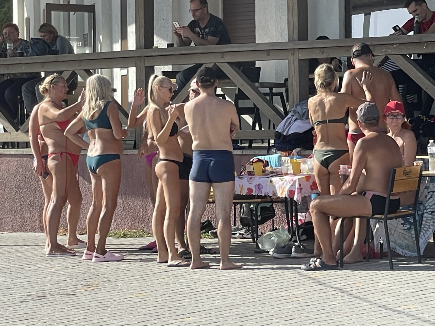 Nuo Lietuvos pajūrio iki Juodosios jūros pakrantėje esančio Ukrainos perlo Odesos – vos 1500 kilometrų. Su šiuo milijoniniu miestu lietuvius sieja ne tik kelionių įspūdžiai. Dabartinio Odesos miesto vietoje viduramžiais stovėjo nedidelė kunigaikščio Vytauto Didžiojo įkurta gyvenvietė ir pilis. Visgi Kremliui pavyko suklastojus istoriją miestą surusinti. Net ir dabar, Ukrainoje verdant kruviniems mūšiams, saulės lepinamoje Odesoje liejasi linksmybės ir rusų kalba.