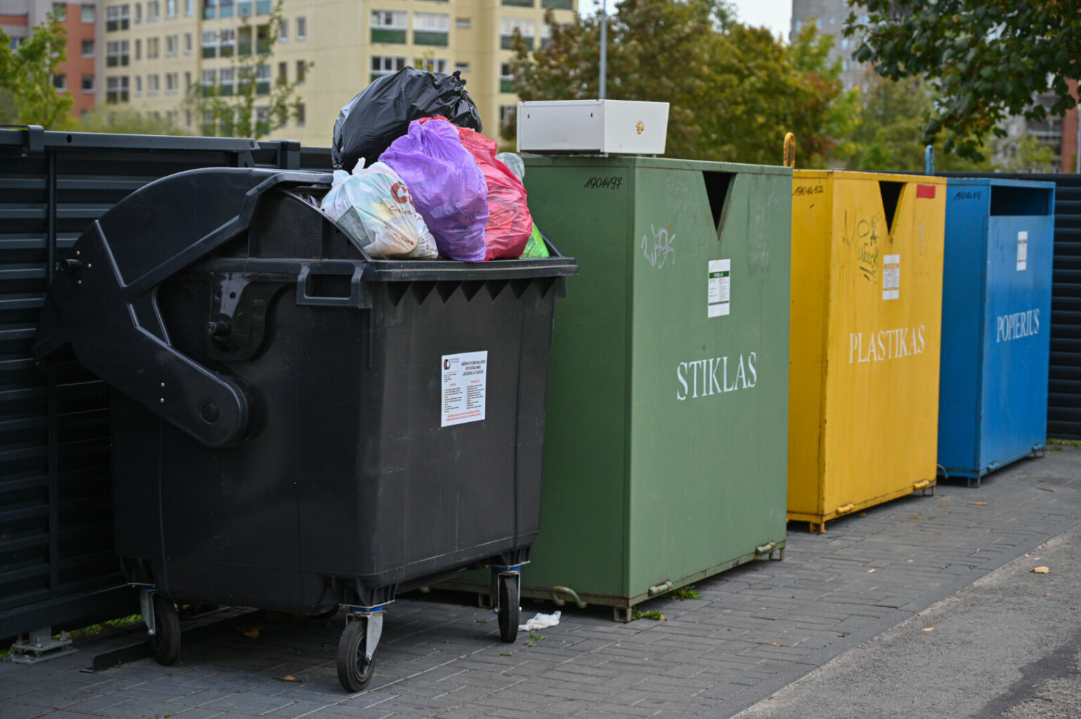 Nors dar metų pradžioje mokestis už atliekų išvežimą panevėžiečiams šoktelėjo daugiau kaip trečdaliu, kainų pasiutpolkė nesustoja.
