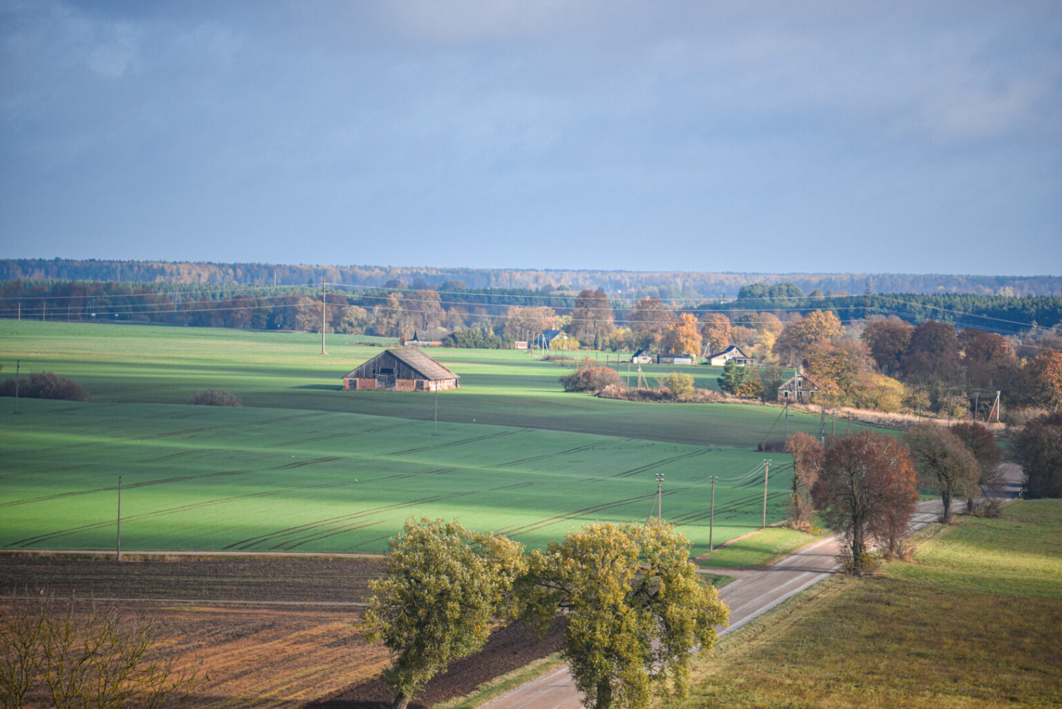 Kol verda aistros dėl visuotinio nekilnojamojo turto mokesčio įvedimo, ūkininkai sulaukė didesnių žemės mokesčio sąskaitų.