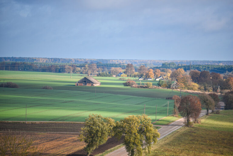 Kol verda aistros dėl visuotinio nekilnojamojo turto mokesčio įvedimo, ūkininkai sulaukė didesnių žemės mokesčio sąskaitų.