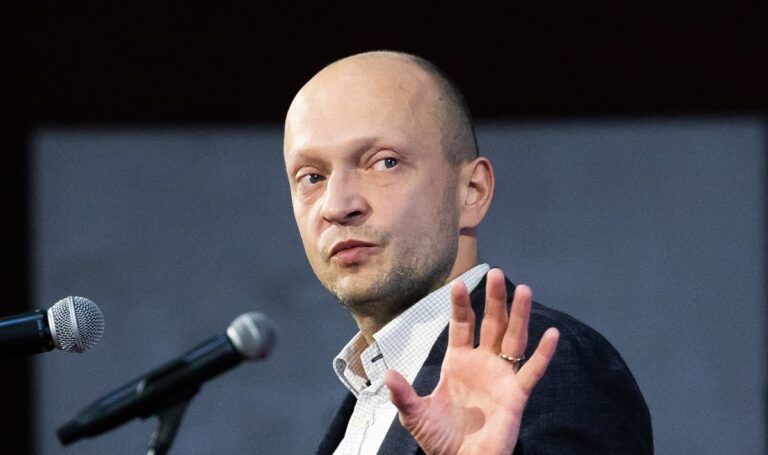 „Swedbank“ vyriausiasis ekonomistas Nerijus Mačiulis tvirtina, kad Europos Centrinis Bankas (ECB) artimiausiu metu bus priverstas „apversti plokštelę“ ir kalbėti ne apie paklausos mažinimą, bet paramą ir skatinimą euro zonos ekonomikai.