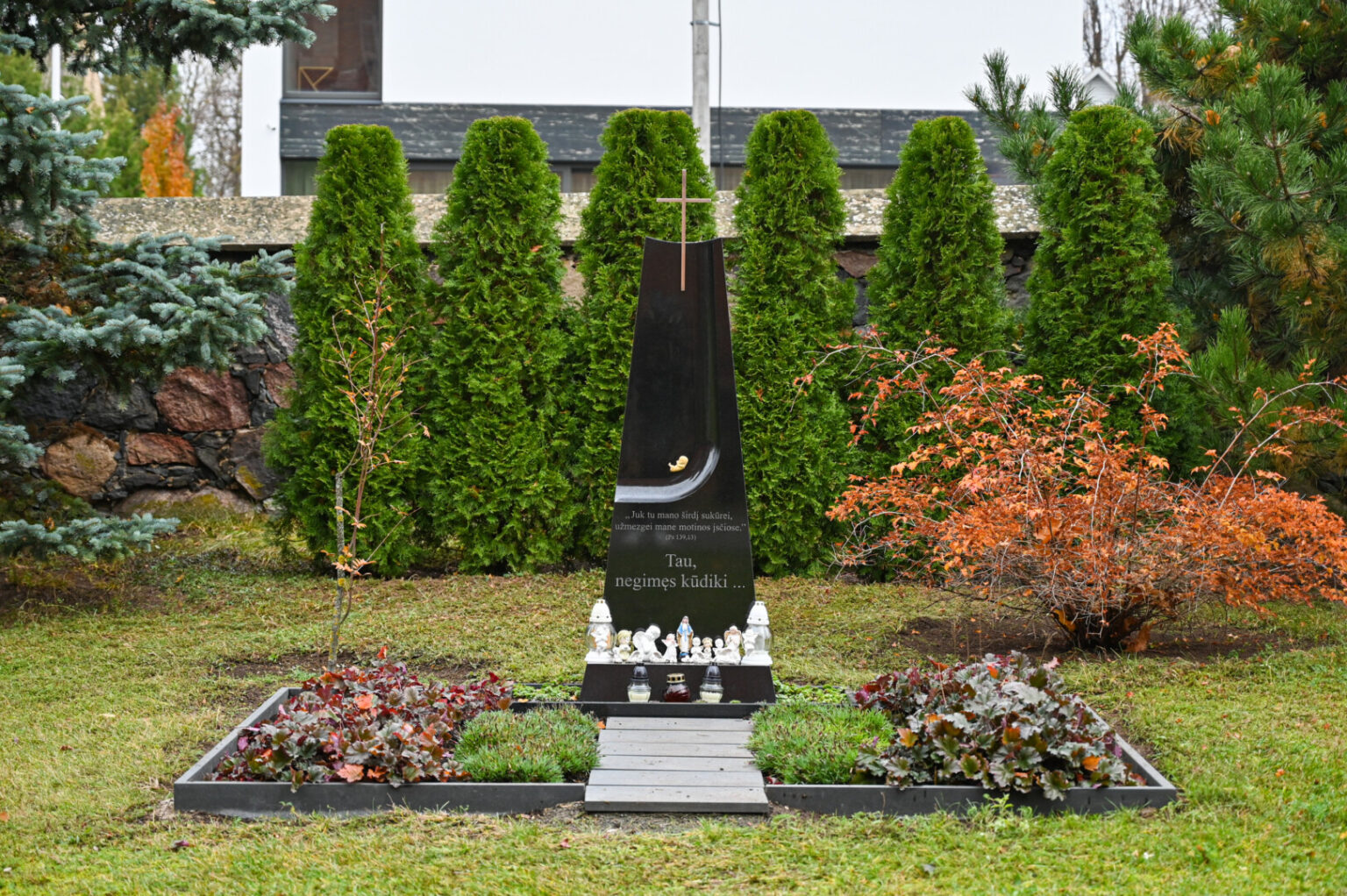 Dvasiniu Lietuvos centru įvardijamoje Šiluvoje pirmadienį vyks neįprastos laidotuvės: į bendrą kapavietę atguls negimusių kūdikių palaikai.