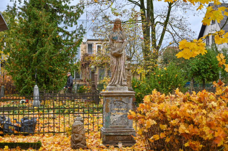 Prieš Vėlines Panevėžio Šv. apaštalų Petro ir Povilo parapijos senosiose kapinėse apsilankiusi garsaus skulptoriaus Vincento Jakševičiaus provaikaitė apstulbo. Kelerius metus Savivaldybės ir aplinkosaugininkų slenksčius minusi, kad būtų išsaugotos kapinėse nykstančios unikalios skulptūros, nustėro išvydusi, kaip šios atnaujintos.