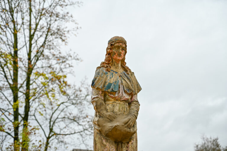Prieš Vėlines Panevėžio Šv. apaštalų Petro ir Povilo parapijos senosiose kapinėse apsilankiusi garsaus skulptoriaus Vincento Jakševičiaus provaikaitė apstulbo.