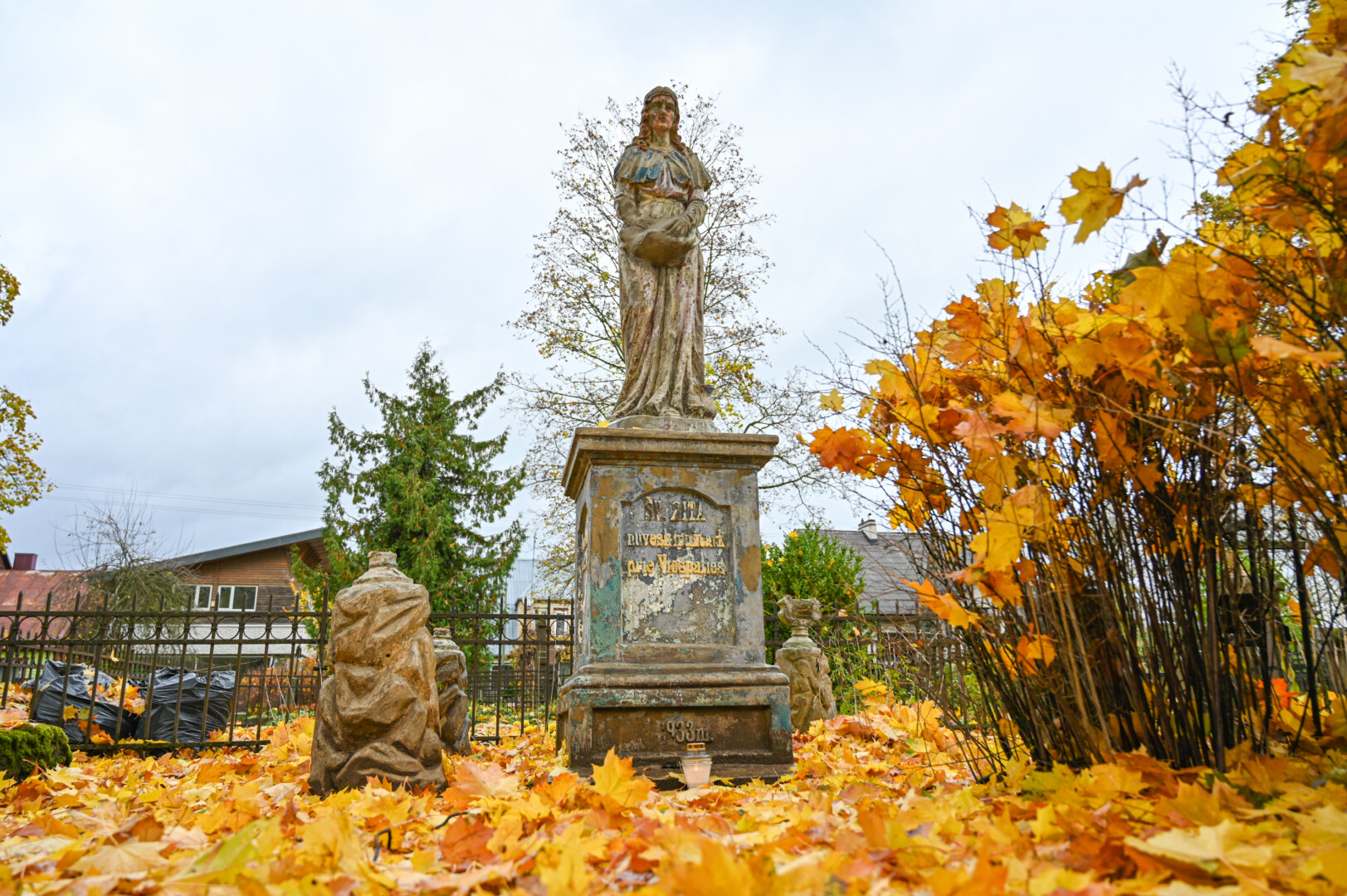Savivaldybė teisinasi saugomas skulptūras bent laikinai apsaugojusi nuo visiško sugriuvimo, kol atsiras lėšų jų restauravimui. P. ŽIDONIO nuotr.
