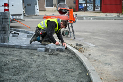 Išsiklaipiusių plytelių gatvės šaligatvius pakeis iškloti trinkelėmis. P. ŽIDONIO nuotr.