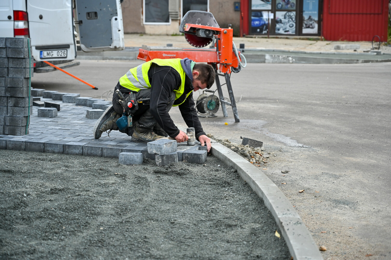 Išsiklaipiusių plytelių gatvės šaligatvius pakeis iškloti trinkelėmis. P. ŽIDONIO nuotr.