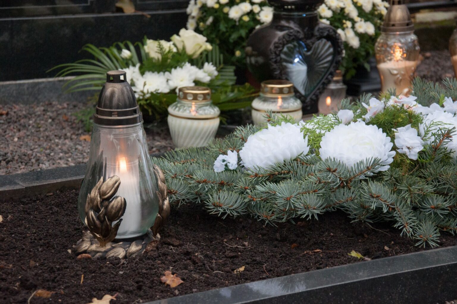 Šiomis dienomis vienose Panevėžio rajono kapinaitėse palaidota nusižudžiusi septynių vaikų mama. Šeši vaikai savo mamą laidojo, septintasis, šios moters nešiotas po širdimi, į kapą atgulė kartu su ja. Mirusiajai tebuvo 35-eri.