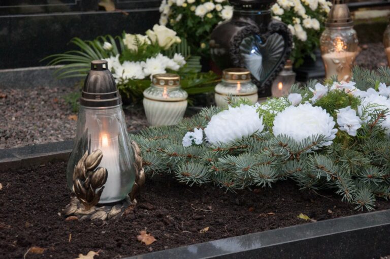 Šiomis dienomis vienose Panevėžio rajono kapinaitėse palaidota nusižudžiusi septynių vaikų mama. Šeši vaikai savo mamą laidojo, septintasis, šios moters nešiotas po širdimi, į kapą atgulė kartu su ja. Mirusiajai tebuvo 35-eri.