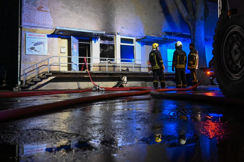 Šeštadienio vakarą liepsnos pasiglemžė Panevėžyje gerai žinomo raktininko Alvydo Širkos dirbtuves.