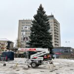 Miesto širdyje, Laisvės aikštėje pradėta į šventinį rūbą vilkti miesto kalėdinė eglė.