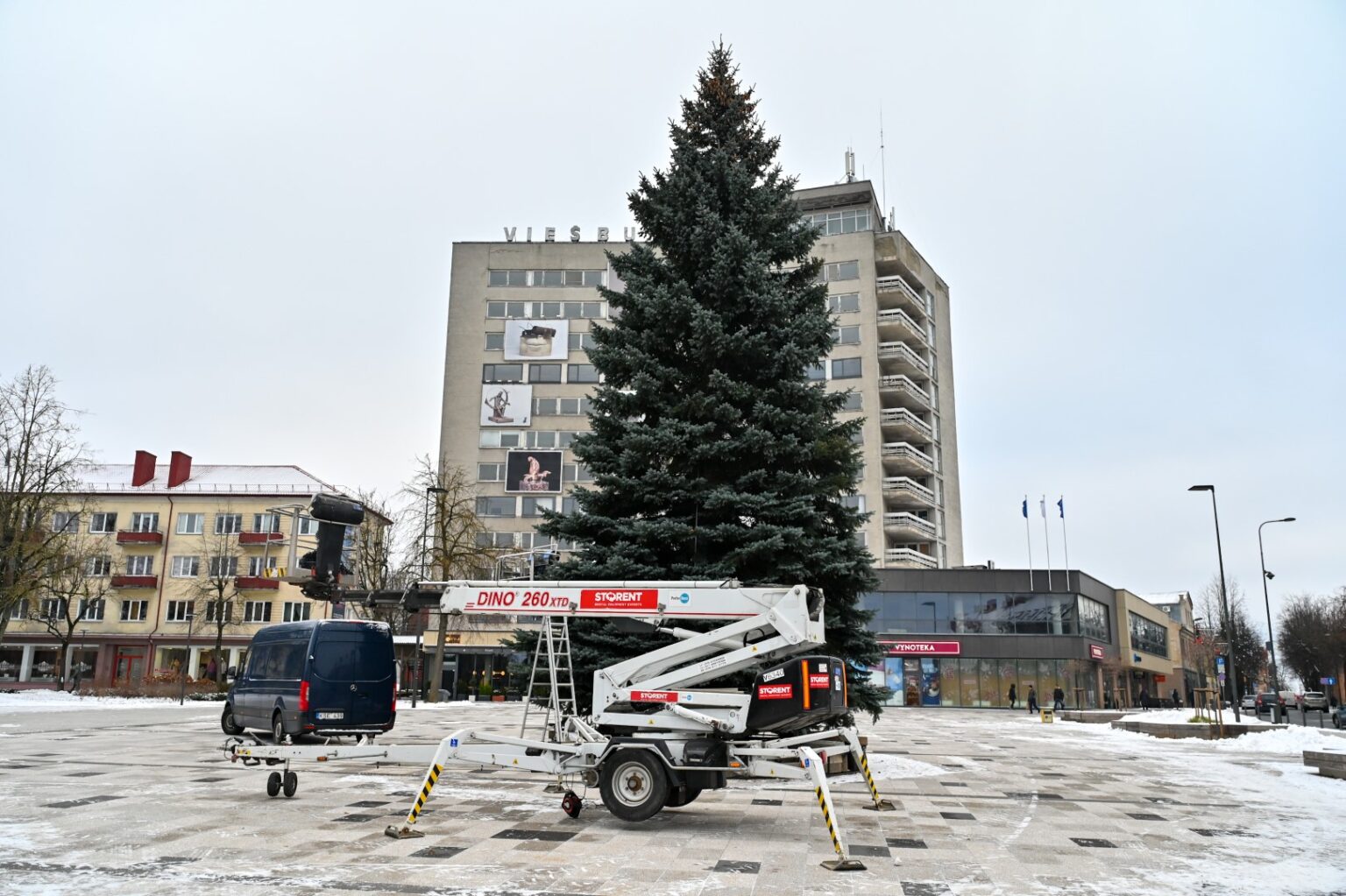 Miesto širdyje, Laisvės aikštėje pradėta į šventinį rūbą vilkti miesto kalėdinė eglė.