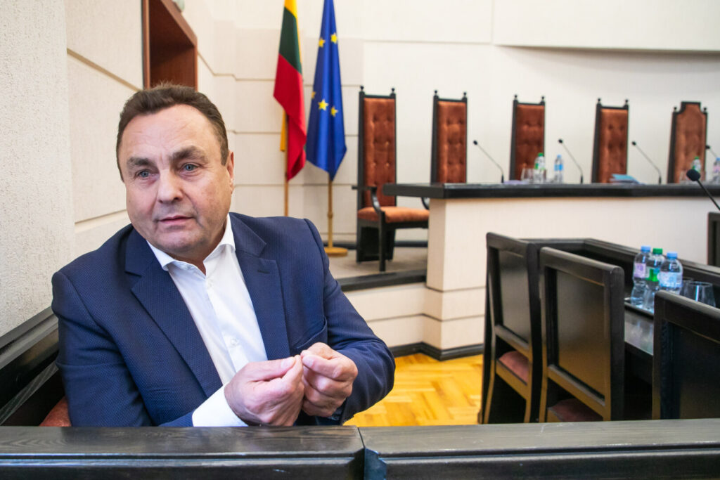 Agitacijos Rietavo turgavietėje metu „Nemuno aušros“ lyderio Remigijaus Žemaitaičio komandos narys trenkė europarlamentarui Petrui Gražuliui į veidą.