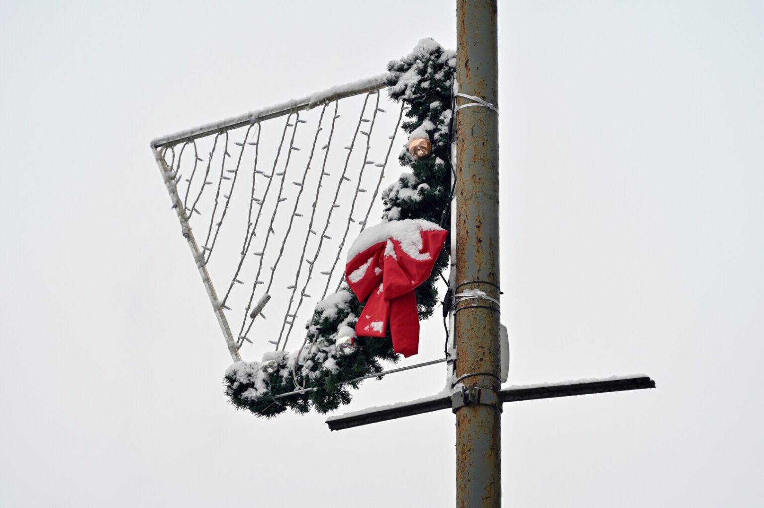 Panevėžį Kalėdoms papuošiantys vilniečiai dekoratoriai pasiklydo tarp modernių naujų ir dar neišmontuotų senų J. Basanavičiaus gatvės apšvietimo stulpų.
