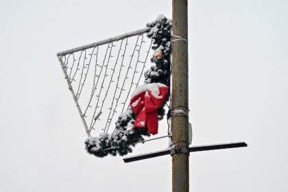 Panevėžį Kalėdoms papuošiantys vilniečiai dekoratoriai pasiklydo tarp modernių naujų ir dar neišmontuotų senų J. Basanavičiaus gatvės apšvietimo stulpų.