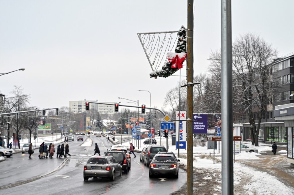Panevėžį Kalėdoms papuošiantys vilniečiai dekoratoriai pasiklydo tarp modernių naujų ir dar neišmontuotų senų J. Basanavičiaus gatvės apšvietimo stulpų.