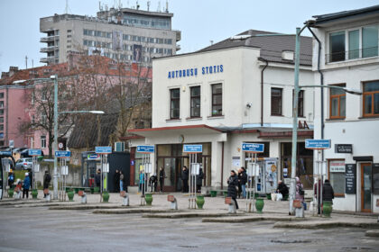 Panevėžio rajono savivaldybei per pandemiją sumažinus į kaimus vežančių autobusų reisų, gyventojams teko prisitaikyti prie naujos realybės.