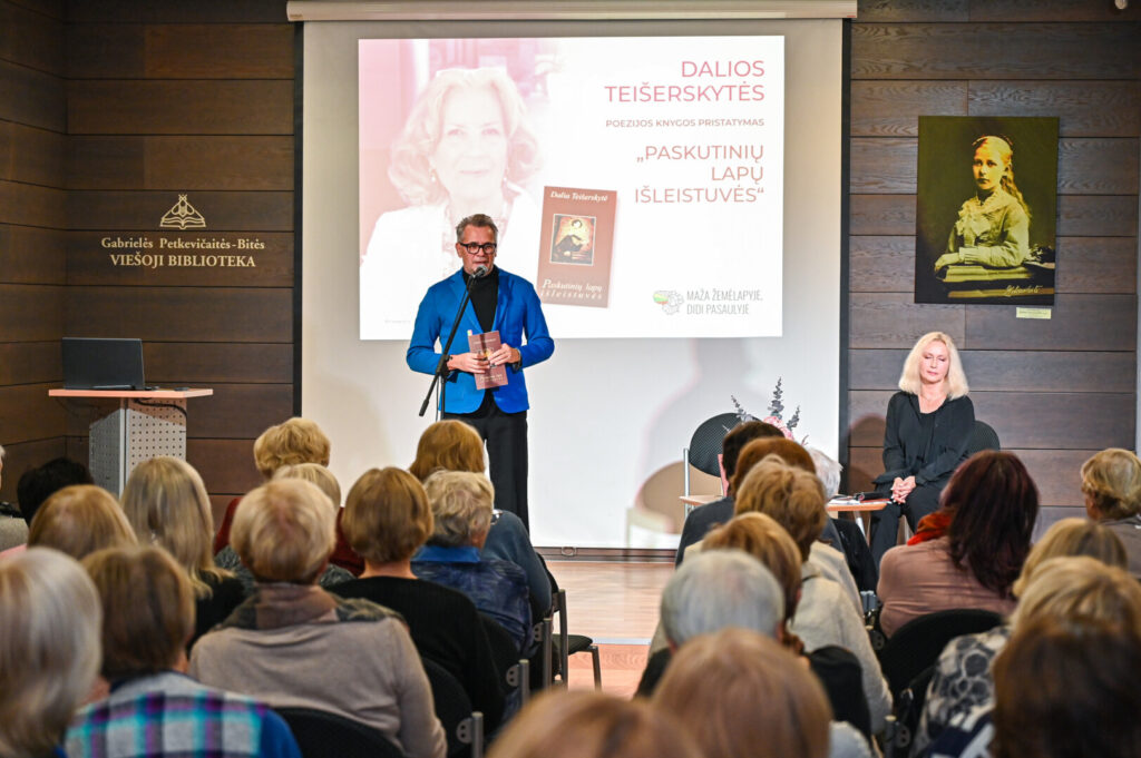 Mažiausiai keliais aspektais ypatingas vakaras Panevėžio apskrities Gabrielės Petkevičaitės-Bitės viešojoje bibliotekoje. Klausytojai šiltai prisiminė beveik prieš mėnesį išėjusią poetę, visuomenės veikėją, politikę Dalią Teišerskytę – pristatyta paskutinė jos poezijos knyga „Paskutinių lapų išleistuvės“, kompaktinės plokštelės su eilėraščiais ir dainomis pagal jos tekstus.