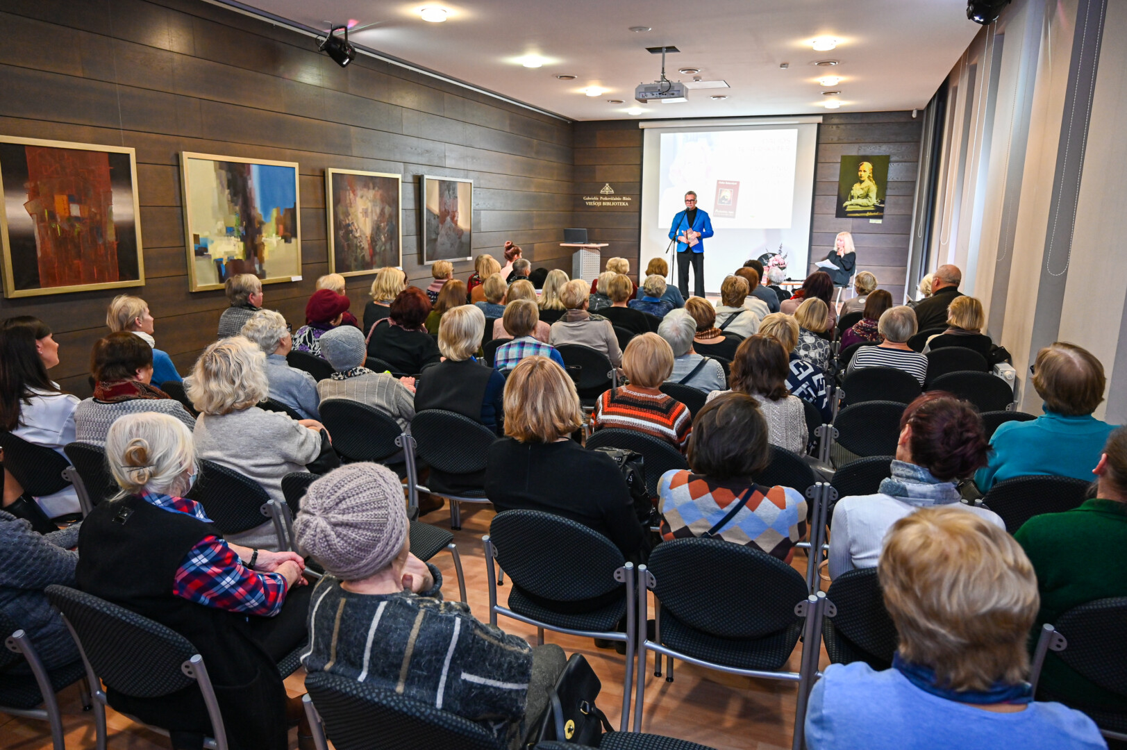 Kaip ir D. Teišerskytei pačiai lankantis pas skaitytojus, taip ir jai išėjus į anapilį į šios poetės kūrybos vakarą susirenka pilnos salės. P. ŽIDONIO nuotr.