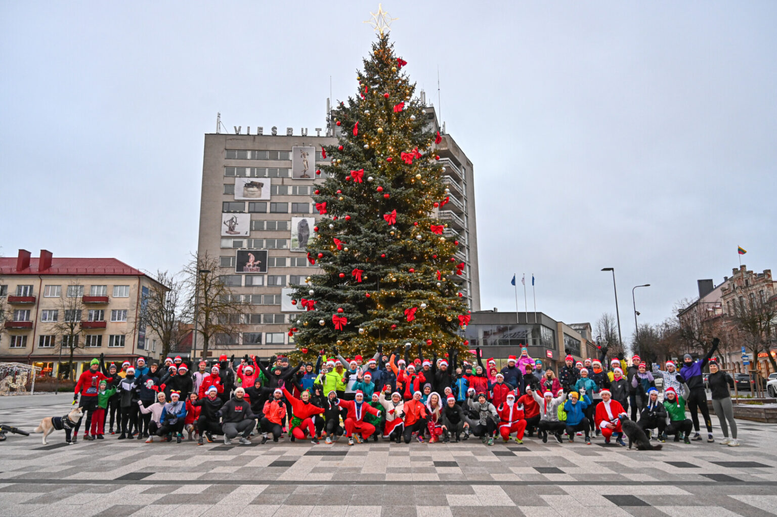 Nemažas būrys panevėžiečių žiemos švenčių maratoną pradėjo smagiai ir sportiškai.
