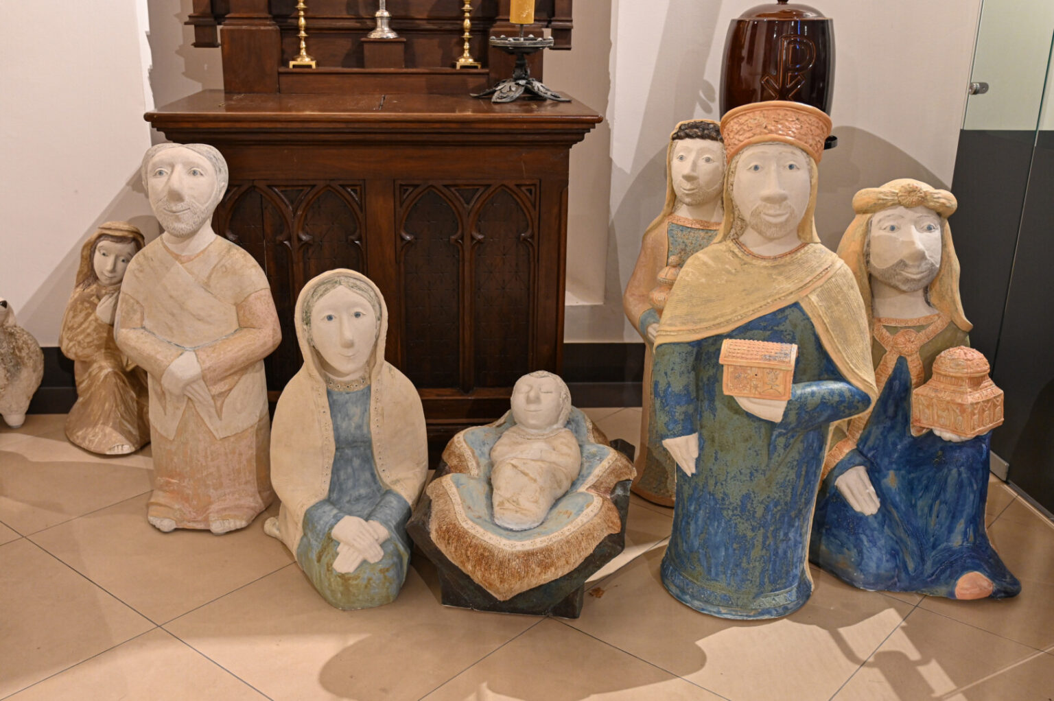 Sukūrusi plejadą angelų, pasklidusių po įvairius žemynus, nutūpusių ir mūsų šalies vyskupų rezidencijose, panevėžietė keramikė Birutė Verbickaitė ką tik baigė išskirtinę ir tikrai įspūdingą, ramybe dvelkiančią prakartėlę Krekenavos bazilikai.