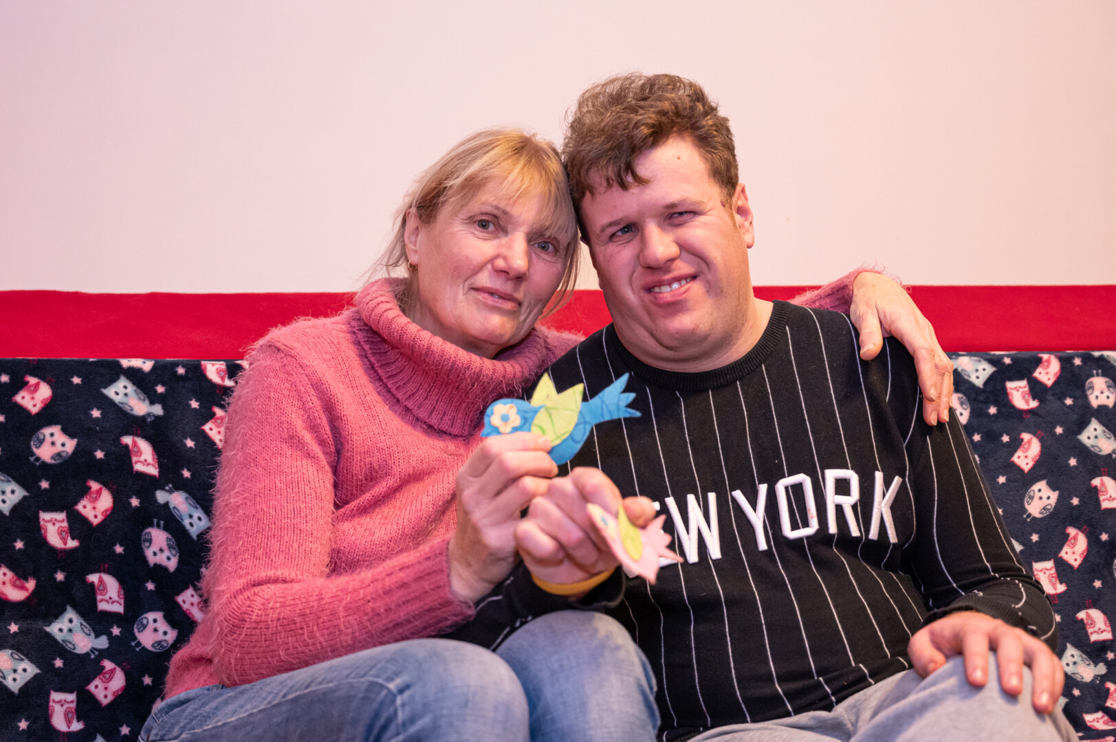 Užuovėją nuo karo baisumų Raguvoje radusi Liubovė su sūnumi net graudinasi pasakodama apie vietinių žmonių gerumą. P. ŽIDONIO nuotr.