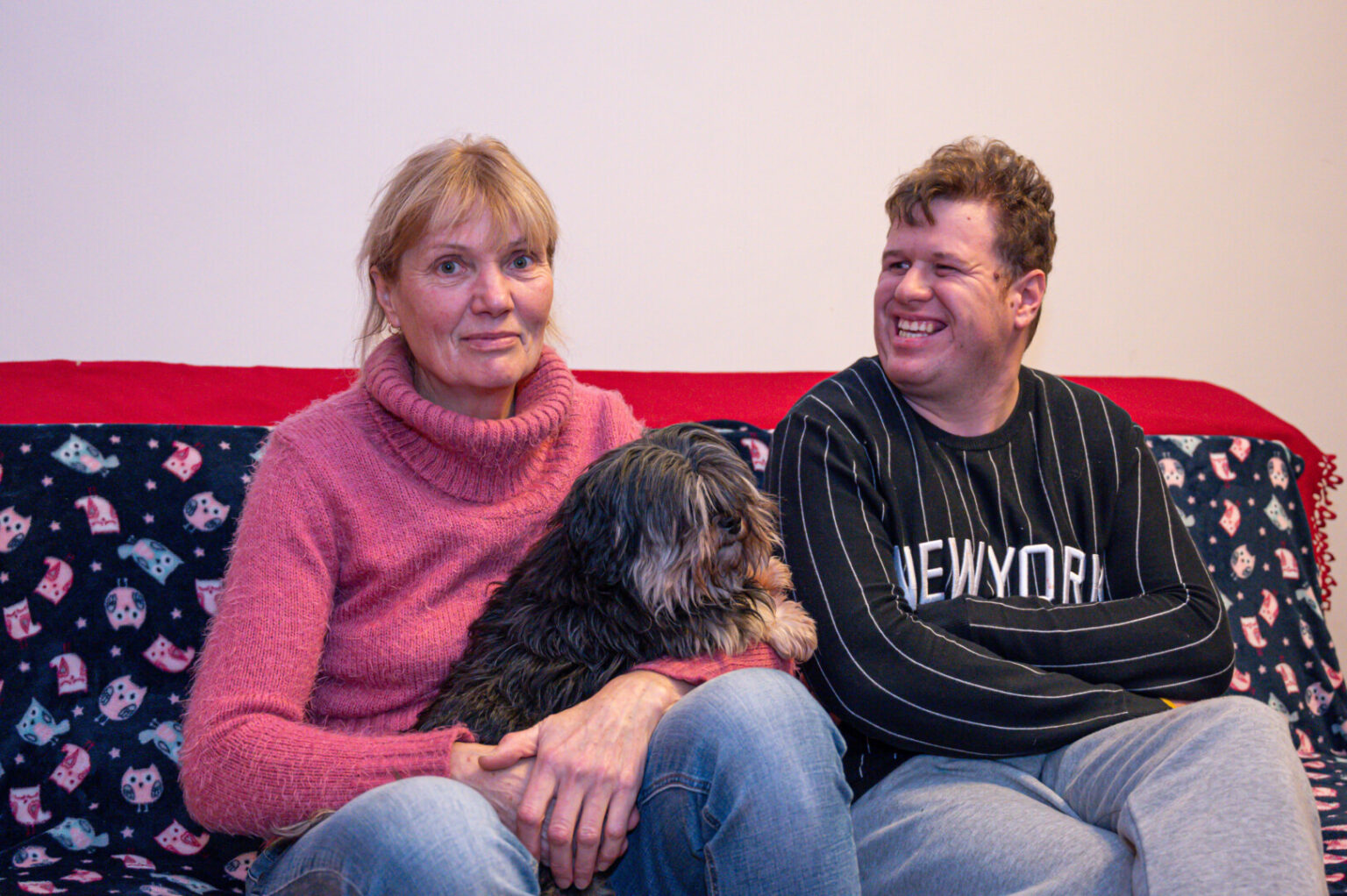 Greit sueis metai ir dešimt mėnesių, kai iš Rusijos kariuomenės apšaudomo Ukrainos miesto Nikolajevo į Raguvą atvyko Liubovė Astremska su negalią turinčiu 29-erių sūnumi Andriu.