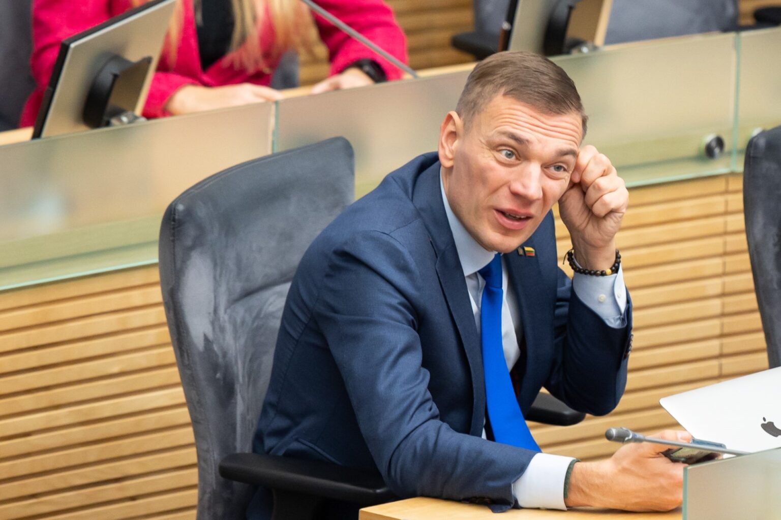 Seimo Etikos ir procedūrų komisija pradėjo tyrimą dėl parlamentaro Mindaugo Puidoko veiksmų antradienį vykusio Seimo posėdžio metu, kai buvo balsuojama dėl Vidaus tarnybos statuto pataisų.