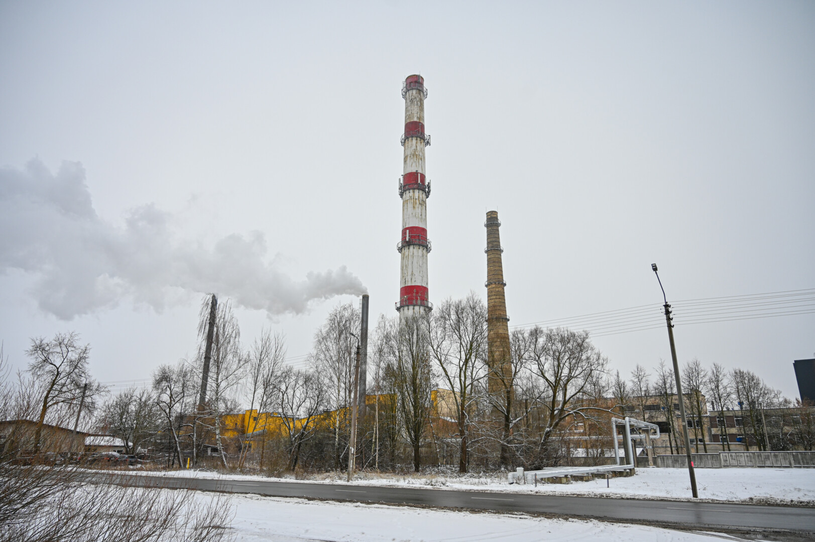 Panevėžio pramoninėje teritorijoje dirbantieji bei gyvenantieji skundžiasi itin aitriu kvėpavimo takus graužiančiu degančio mazuto kvapu. P. ŽIDONIO nuotr. 