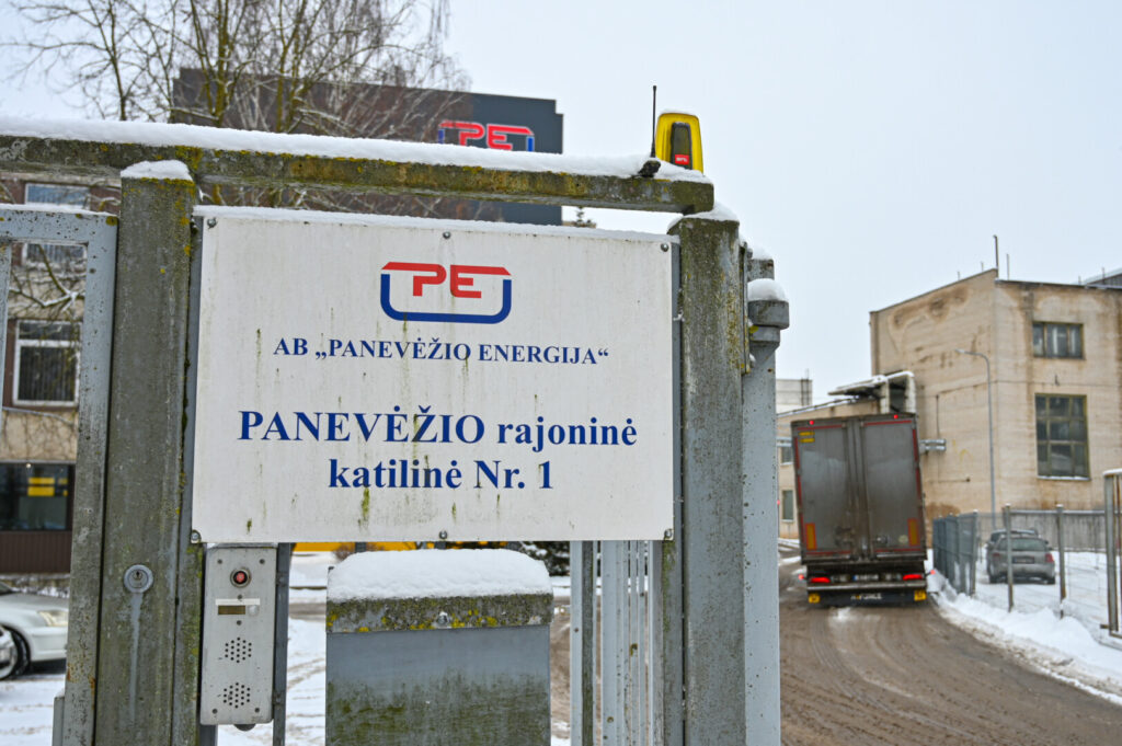Pramoniniame miesto rajone gyvenančius ir dirbančius panevėžiečius šią žiemą stvertis už nosies verčia iš šilumos tiekėjos „Panevėžio energijos“ mazuto talpyklų pasklindantis kaitinamo mazuto dvokas.
