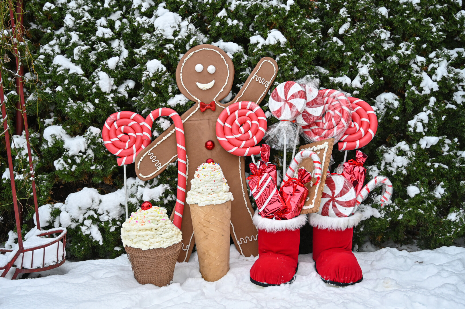 Piniaviškiai skaičiuoja vien eglei pagaminę per 150 įvairaus dydžio žaislų, o greta jų – ir krūvas kitų kalėdinių dekoracijų. P. ŽIDONIO nuotr. 