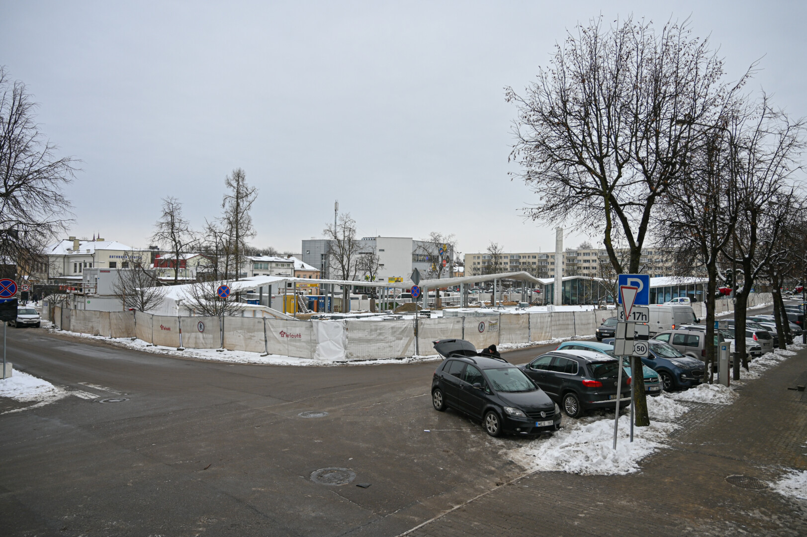 Ilgą laiką vietą, kur dabar Savanorių aikštė, raizgė daug gatvelių įvairiais pavadinimais. Savanorių vardas aikštei buvo suteiktas 1934 metais, iškilmingai minint Panevėžio išvadavimo 15-ąsias metinės. P. ŽIDONIO nuotr.