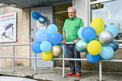 Panevėžyje garsaus raktininko Alvydo Širkos verslą ir ilgai kauptas kolekcijas prieš beveik dvi savaites sunaikinus liepsnoms, pildosi kalėdinis stebuklas.