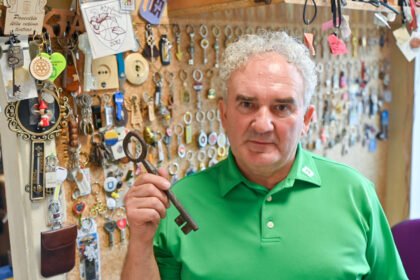 Panevėžyje garsaus raktininko Alvydo Širkos verslą ir ilgai kauptas kolekcijas prieš beveik dvi savaites sunaikinus liepsnoms, pildosi kalėdinis stebuklas.