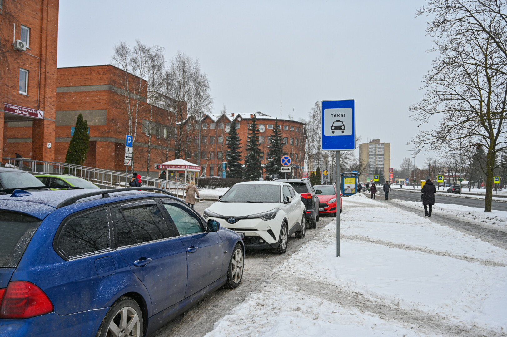 Prie poliklinikos Nemuno gatvėje įrengtoje stovėjimo aikštelėje taksi ženklu pažymėta vieta penktadienį nuo 9 iki 12 val. buvo užimta kitų automobilių. P. ŽIDONIO nuotr. 