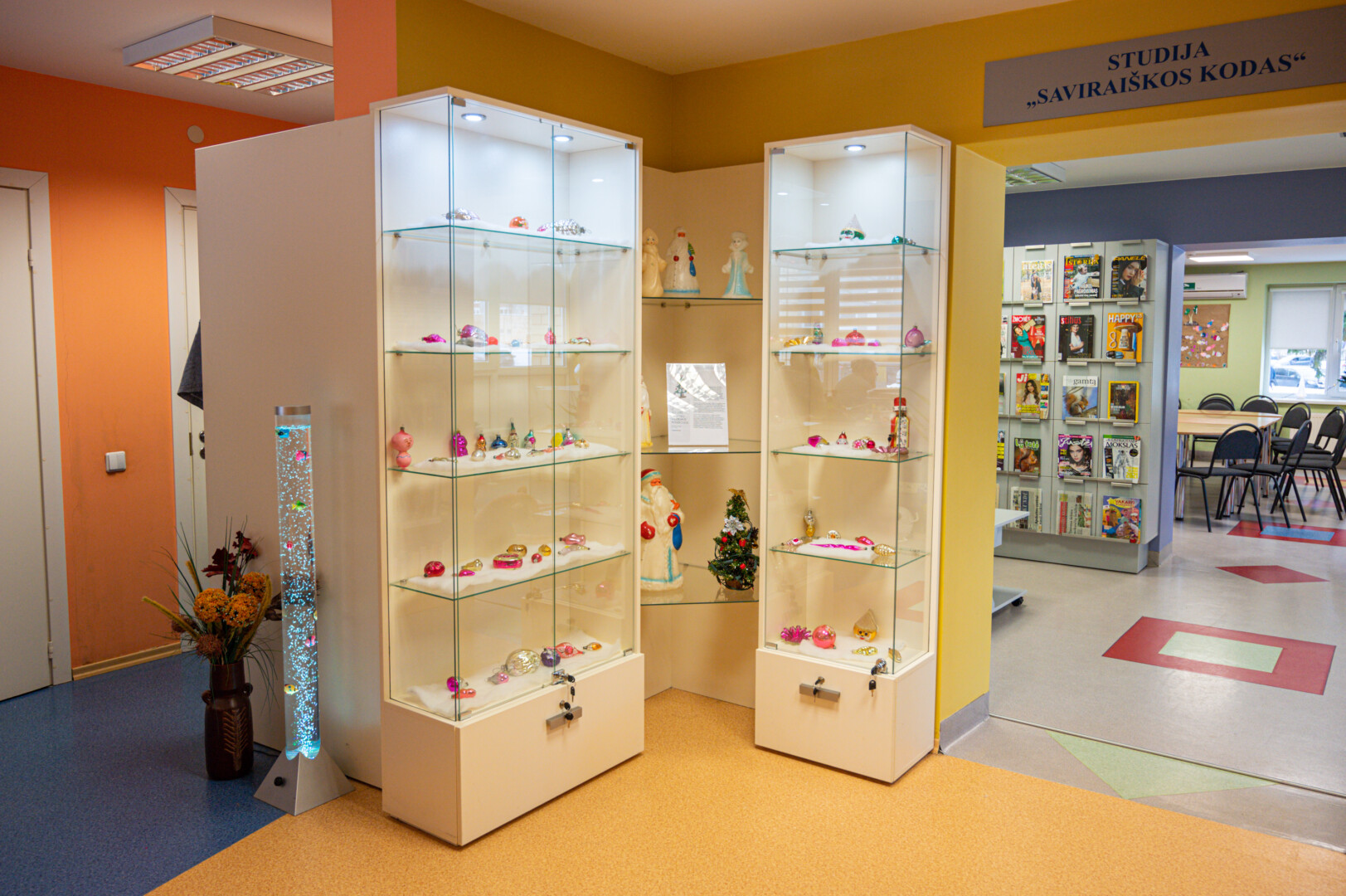 Nedidelė dalis Kalėdų eglutės žaisliukų ir kitų šventinių dekoracijų iš Miežiškiuose esančio muziejaus šiuo metu atkeliavę į biblioteką „Žalioji pelėda“. P. ŽIDONIO nuotr.