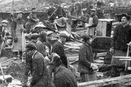 Gulago lagerių kaliniai – tarp jų ir dešimtys tūkstančių lietuvių – buvo kalinami nežmoniškomis sąlygomis: gyveno pusbadžiu, buvo alinami sunkaus darbo ir dažnai neturėjo vilties grįžti į gimtinę.