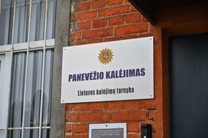 Už savo dviejų vaikų nužudymą kalėti iki gyvos galvos nuteista Alma Svirbutavičienė (buvusi Jonaitienė ir Bružaitė) siekia gauti teisę išvykti iš Panevėžio kalėjimo trims paroms į namus.