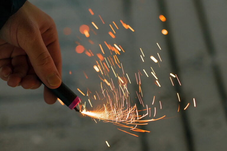 Kūčių išvakarėse Liepų alėjoje kilo gaisras nuo šventinės petardos.