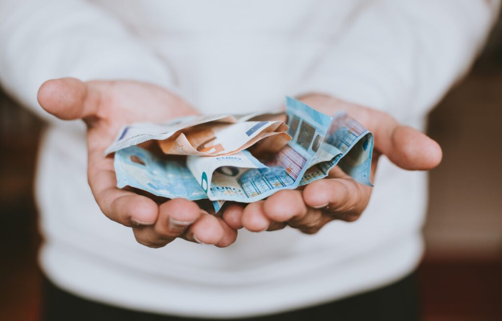 Jau kitą mėnesį daugelis dirbančių žmonių turėtų sulaukti bent keliais eurais didesnio atlyginimo.